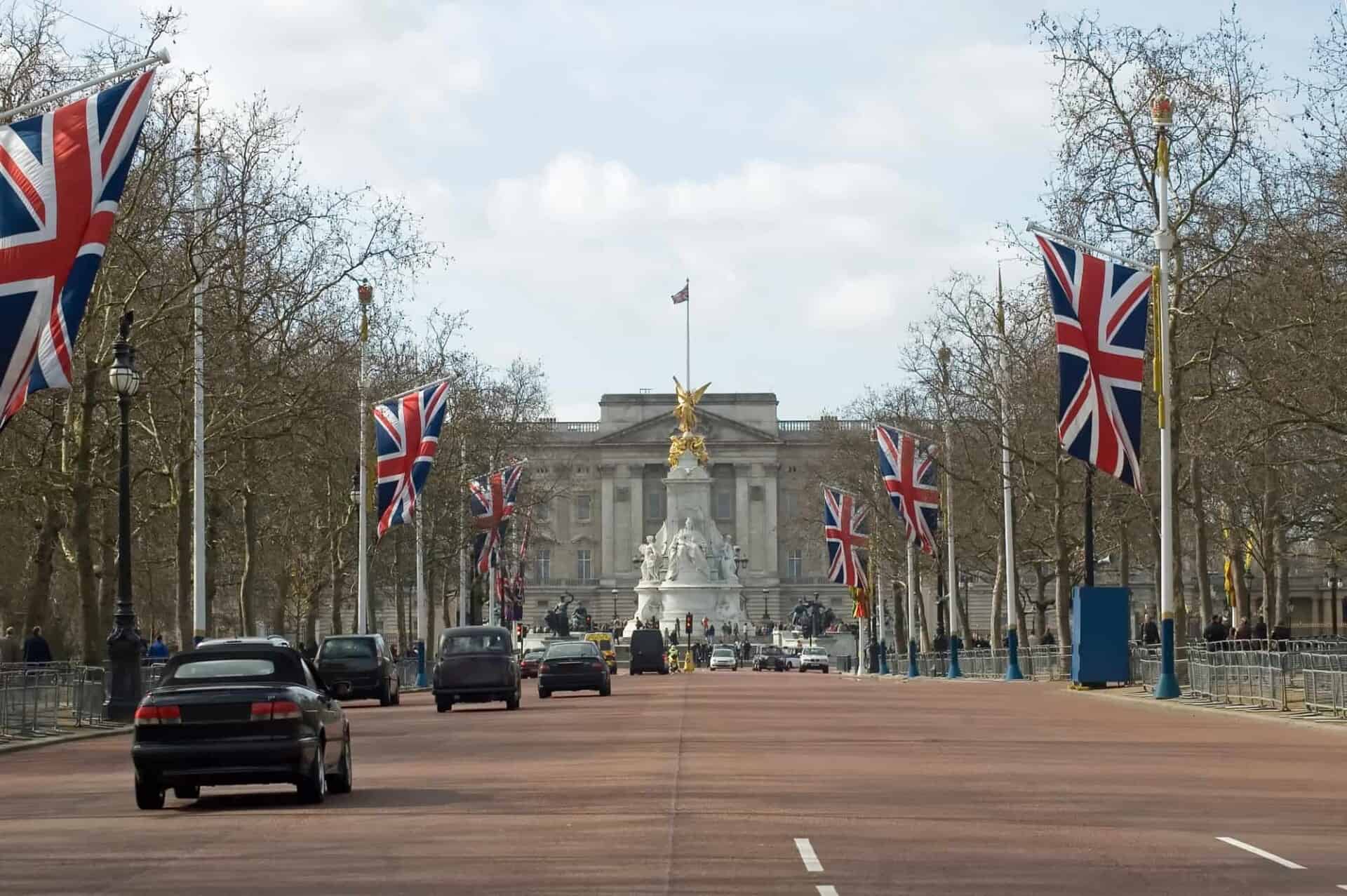 London, Attractions Archive, London-Buckingham-Palace.