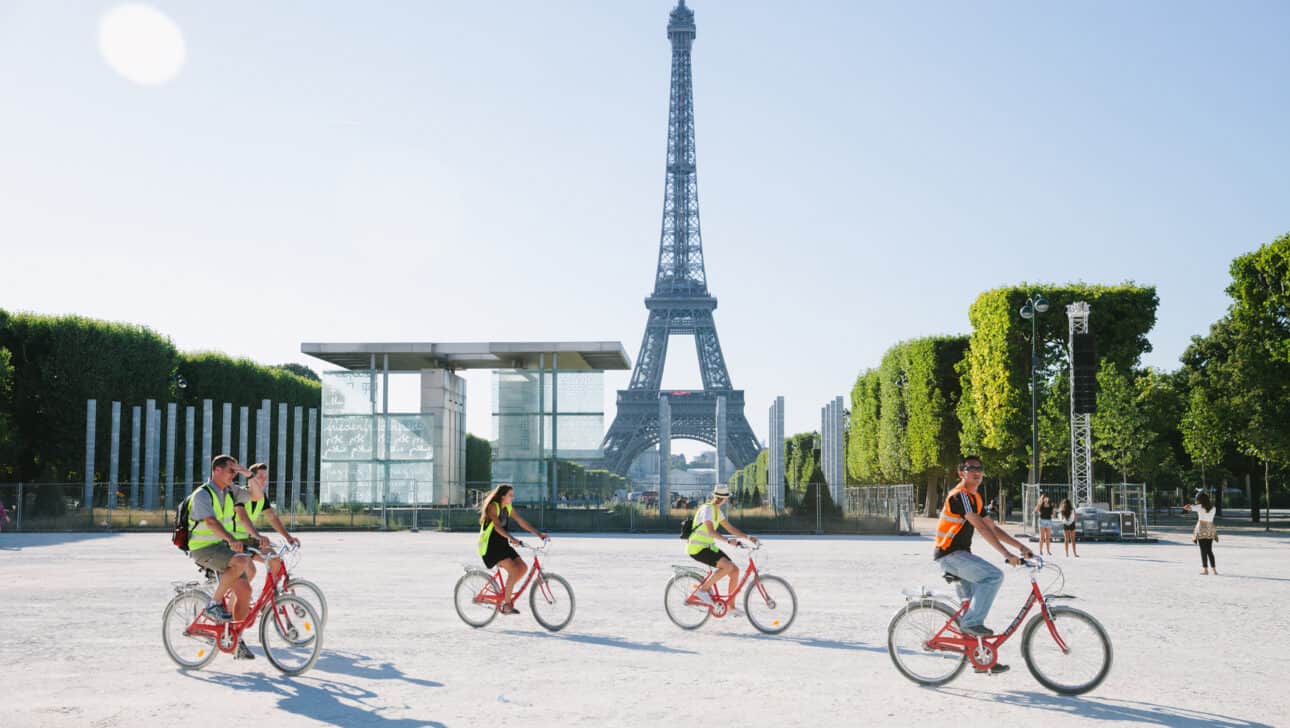 Paris, Paris Bike Tours, Paris Night Bike, Highlights, Paris-Bike-Tours-Paris-Night-Bike-Eiffel-Tower.