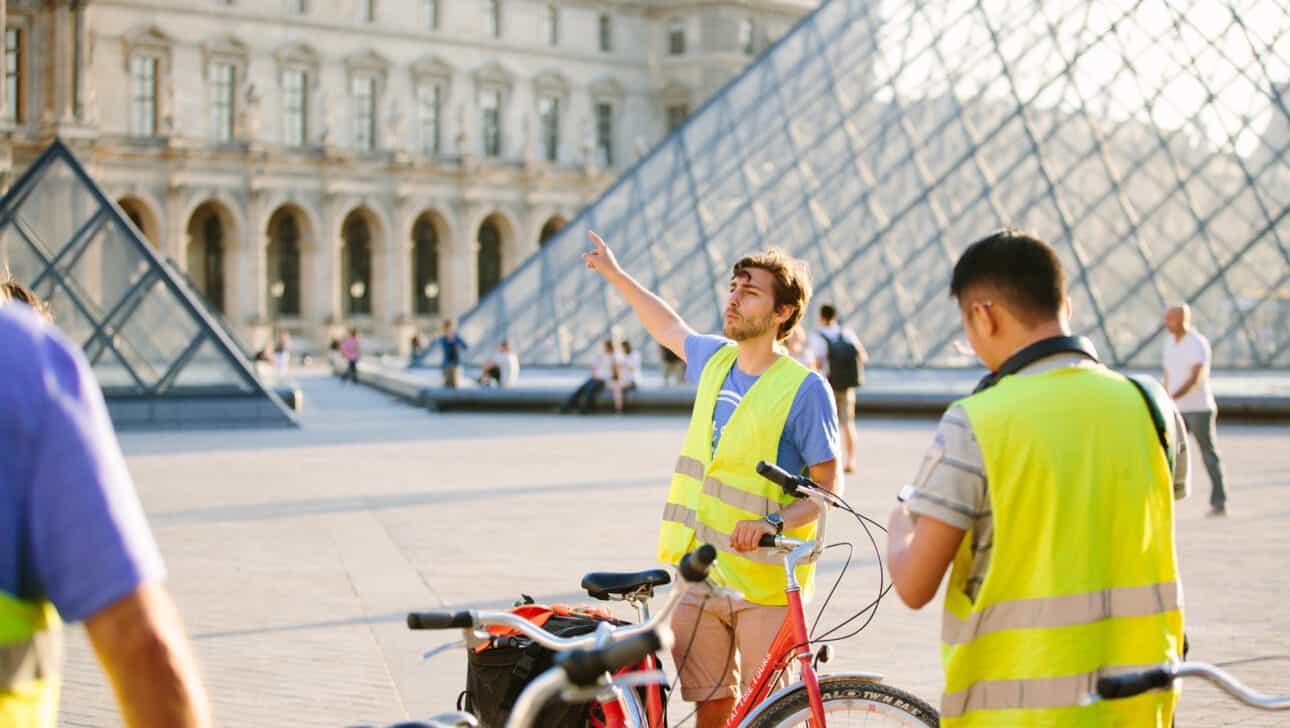 Paris, Paris Bike Tours, Paris Night Bike, Highlights, Paris-Bike-Tours-Paris-Night-Bike-Louvre-Pyramid.