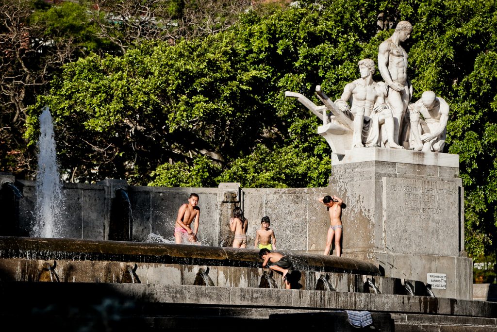 People playing in the fountain in Plaza Alemania