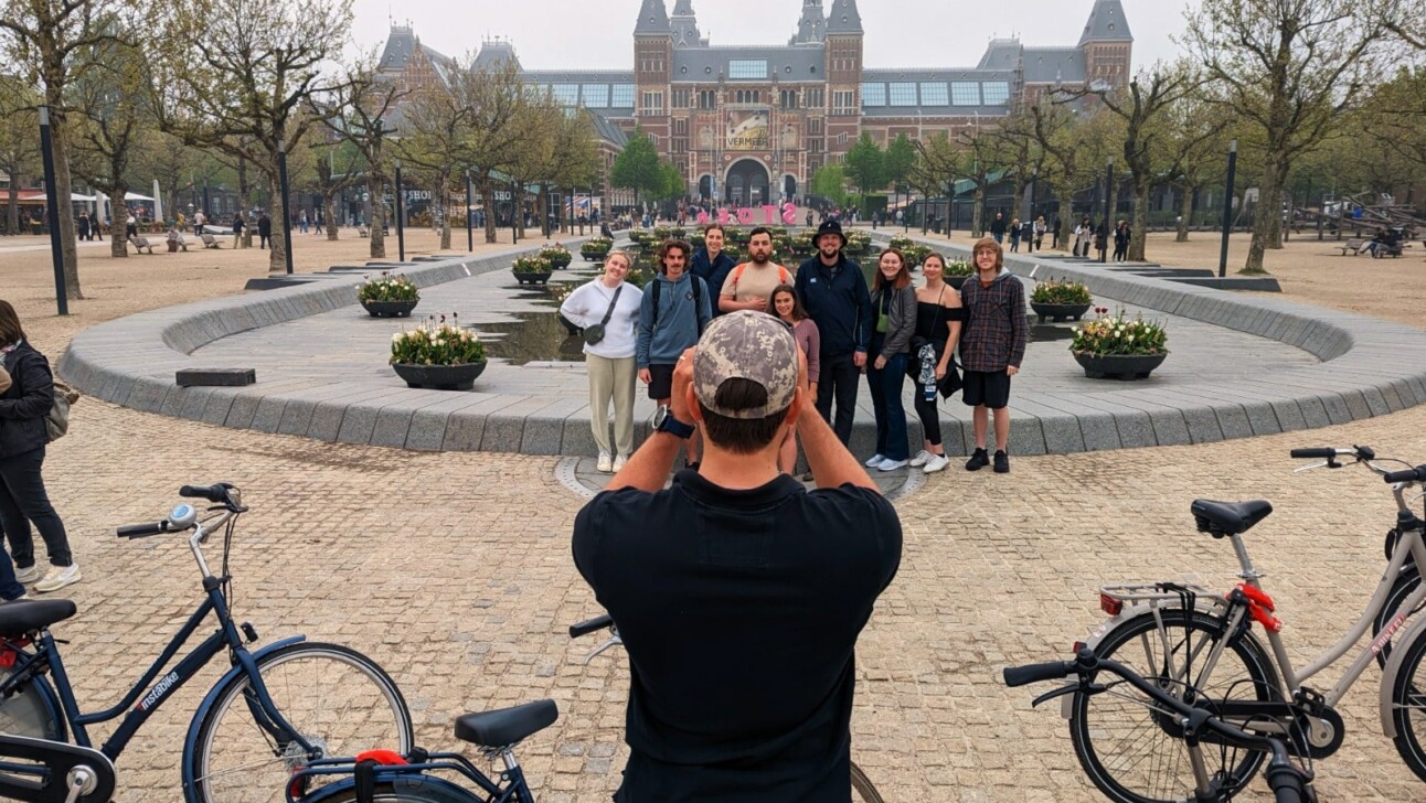 A group takes a photo in front of Rijksmuseum in Amsterdam
