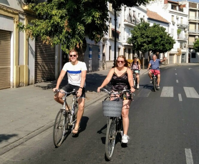 Cyclists riding through Córdoba